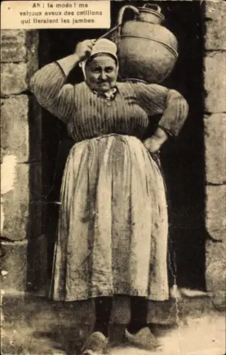 Ak Normandie, Frau in Tracht, Wasserkrug