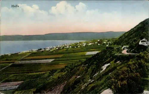 Ak Haifa Israel, Landschaft mit Hügeln, Wasser, Häusern, Feldern, Himmel