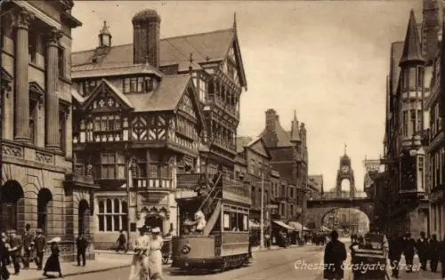 Ak Chester Cheshire England, Straße mit Straßenbahn,  Gebäude, Menschen auf der Straße
