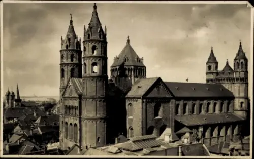 Ak Worms am Rhein, Historische Kirche, Türme, Dächer, Schwarz-Weiß-Foto