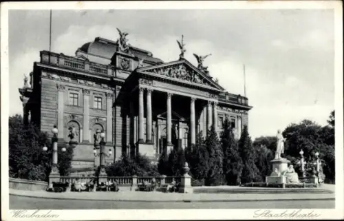 Ak Wiesbaden in Hessen,  Staatstheater, Statue, Laternen, Bäume