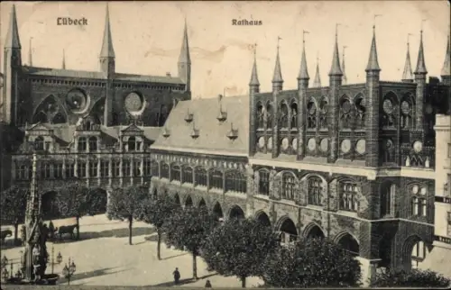 Ak Hansestadt Lübeck,  Rathaus,  Architektur, Bäume, Platz