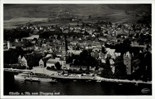 Ak Eltville am Rhein Hessen, Luftaufnahme von Eltville, Rheinschiff, Häuser am Hang