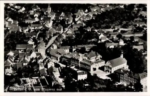 Ak Berten Berthen Nord, Luftaufnahme von  Häuser, Kirche, ländliche Umgebung