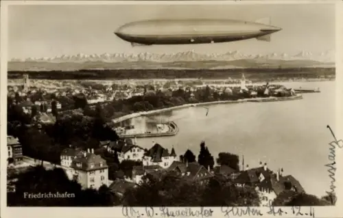 Ak Friedrichshafen am Bodensee, Zeppelin über Stadt, Luftbild