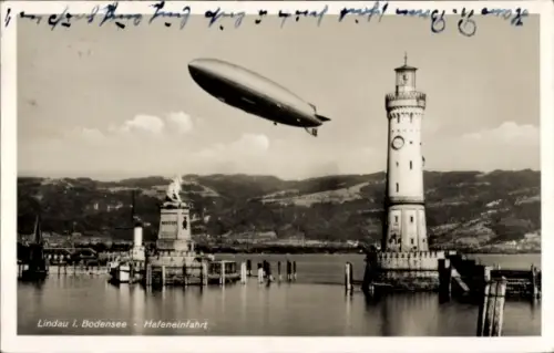 Ak Lindau am Bodensee Schwaben, Hafeneinfahrt, Zeppelin