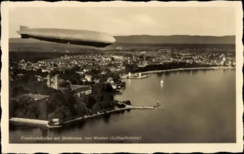 Ak Friedrichshafen am Bodensee, Luftaufnahme, Zeppelin über der Stadt