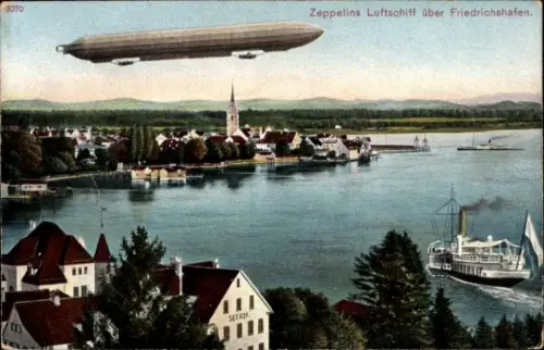 Ak Friedrichshafen am Bodensee, Panorama, Zeppelin über Stadt, Dampfer