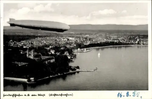 Ak Friedrichshafen am Bodensee, Zeppelin über demr Stadt, Fliegeraufnahme