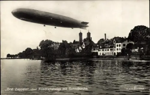 Ak Friedrichshafen am Bodensee, Zeppelin über Stadt, Schlosskirche