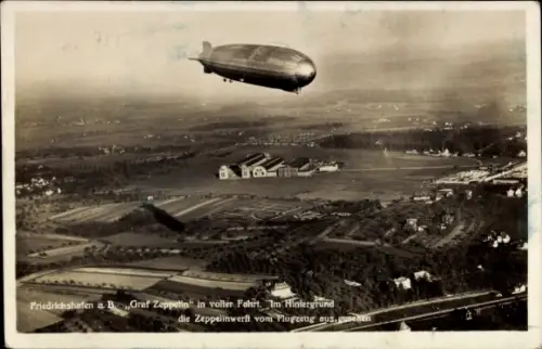 Ak Friedrichshafen am Bodensee, Graf Zeppelin in voller Fahrt, Zeppelinwerft, Fliegeraufnahme