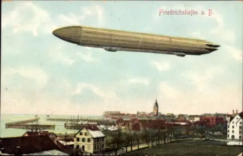 Ak Friedrichshafen am Bodensee, Zeppelin über Stadt