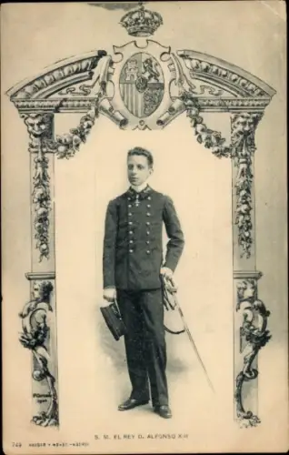 Ak König Alfonso XIII. von Spanien in Uniform, Standportrait, Wappen