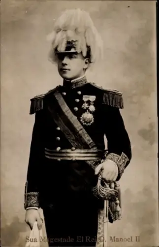Ak König Manuel II. von Portugal, Standportrait in Uniform