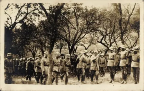 Foto Ak Deutsche Soldaten in Uniform am Kriegsschauplatz, 1. WK