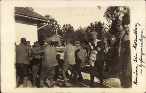 Foto Ak Rumänen beim Nationaltanz, Gefangenenlager