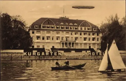 Ak Friedrichshafen am Bodensee, Zeppelin über der Stadt, Kurgartenhotel, Segelboot