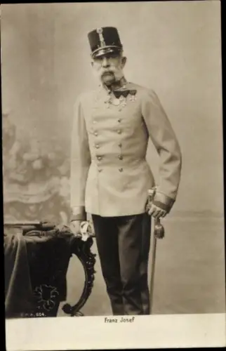 Ak Kaiser Franz Joseph I., Standportrait in Uniform, Orden