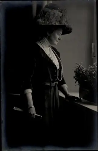 Foto Ak Herzogin Karoline Mathilde von Holstein Glücksburg, Portrait, Hut, Fächer