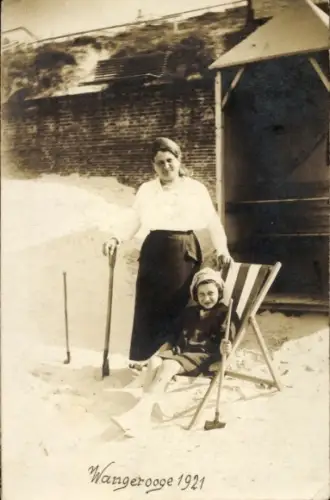 Foto Ak Nordseebad Wangeroog Wangerooge in Ostfriesland, Frau und Kind am Strand
