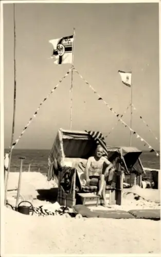 Foto Ak Nordseebad Wangeroog Wangerooge in Ostfriesland, Mann am Strand, Strandkorb