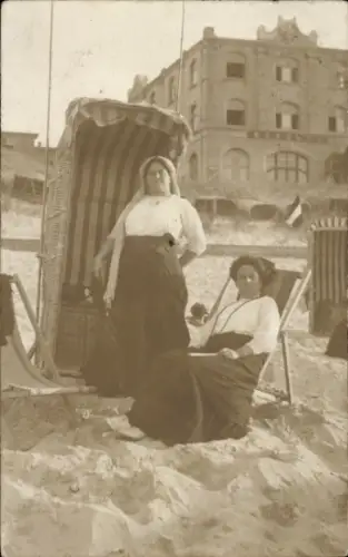 Foto Ak Nordseebad Wangeroog Wangerooge in Ostfriesland, Frauen am Strand, Strandkorb