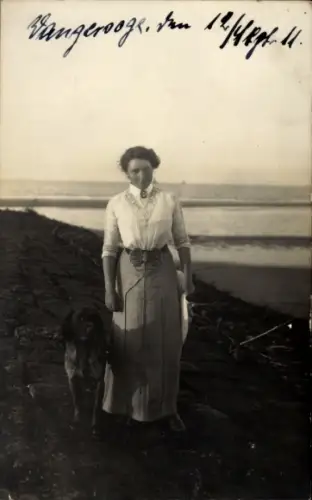 Foto Ak Nordseebad Wangeroog Wangerooge in Ostfriesland, Frau mit Hund