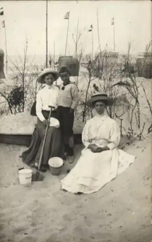 Foto Ak Nordseebad Wangeroog Wangerooge in Ostfriesland, Frauen und Kind am Strand