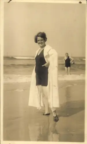 Foto Ak Nordseebad Wangeroog Wangerooge in Ostfriesland, Frau in schwarzem Badeanzug