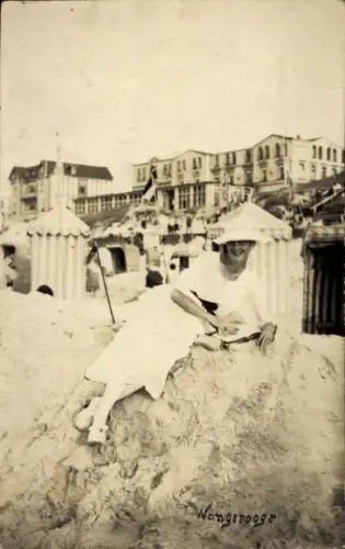 Foto Ak Nordseebad Wangeroog Wangerooge in Ostfriesland, Frau in weißem Kleid, Strandkörbe