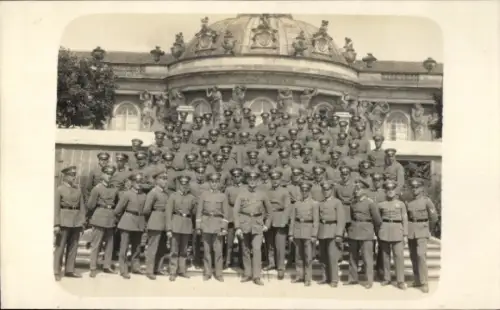 Foto Ak Potsdam in Brandenburg, Deutsche Soldaten vor Schloss Sanssouci