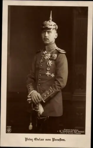 Ak Prinz Oskar von Preußen, Uniform, Orden, Pickelhaube
