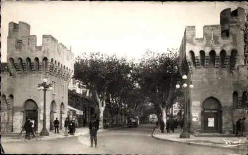 Ak Avignon Vaucluse, Porte de la République,  Stadtarchitektur, Straßenansicht, Bäume
