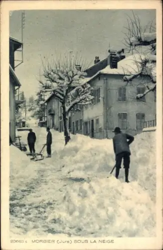 Ak Morbier Jura, Schneebedeckte Straße, Häuser, Personen, Schneeschaufel, Winter