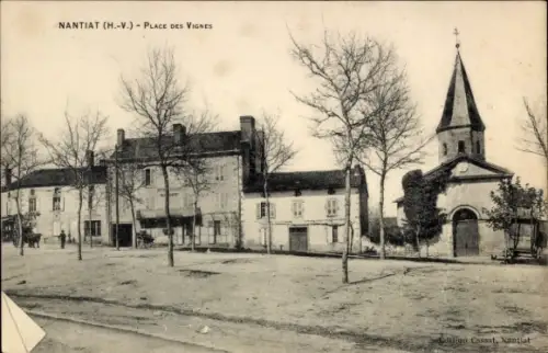 Ak Nantiat Haute Vienne,  Place des Vignes, Häuser, Kirche, kahle Bäume