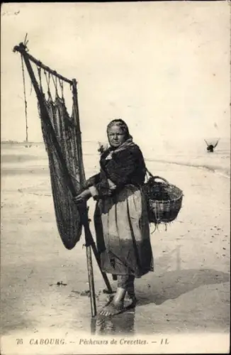 CPA Cabourg Calvados, Pecheuses de Crevettes