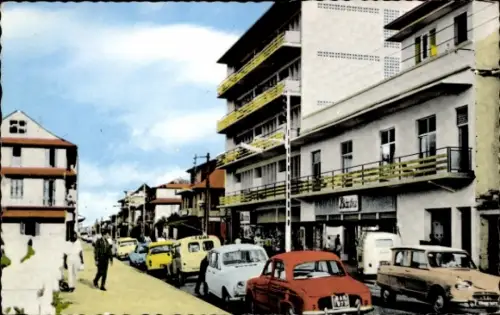 Ak Cayenne Französisch Guayana, Straße mit Autos, Gebäude, Geschäfte, Avenue du Général De Gaulle