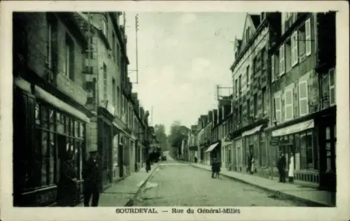 Ak Sourdeval Manche, SOURDEVAL, Rue du Général-Millet, Straßenansicht, Häuser, Menschen
