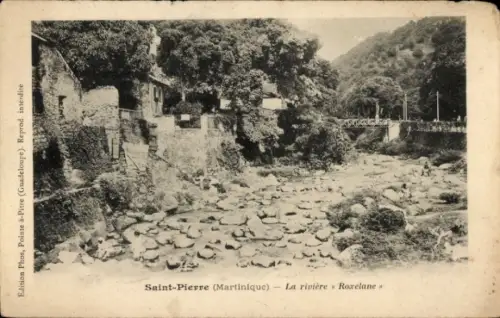 Ak Saint Pierre Martinique, Fluss Roxelane, Bäume, Häuser, Schwarz-Weiß-Foto