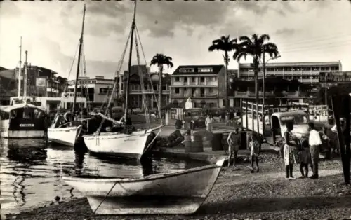 Ak Pointe a Pitre Guadeloupe, Hafenansicht, Boote, Palmen, Menschen,  Atmosphäre