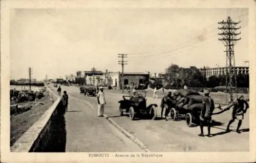 Ak Djibouti Dschibuti, Straße mit Autos, Menschen, Lastwagen, Gebäude,  Avenue de la République