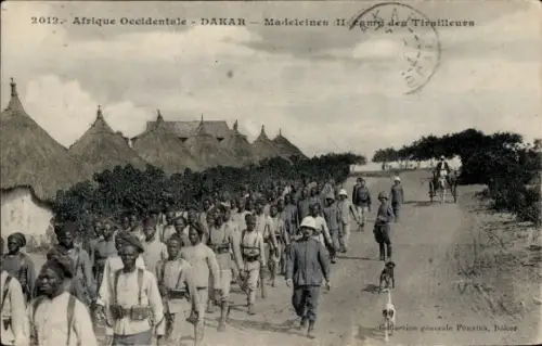 Ak Dakar Senegal, Menschenmenge, Soldaten, traditionelle Hütten,  Afrika