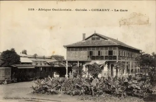 Ak Conakry Guinea, Bahnhof in  Guinea, Zug, Pflanzen,  