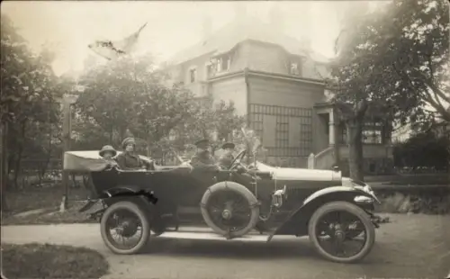 Foto Ak Automobil vor einer Villa, Chauffeur, Fahrgäste, Max Jahn