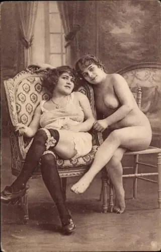 CPA Zwei Frauen sitzend, Erotik