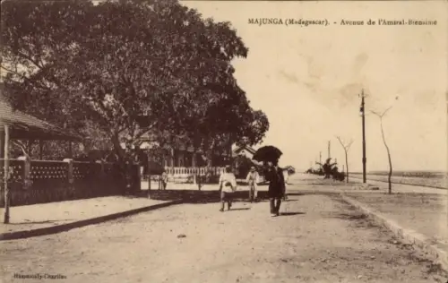 Ak Mahajanga Majunga Madagaskar,  Madagascar, Avenue de l'Amiral-Bienaimé, Spaziergänger, Bäume