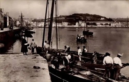 Ak Audierne Finistère, Hafenansicht, Boote, Menschen am Wasser, Audierne