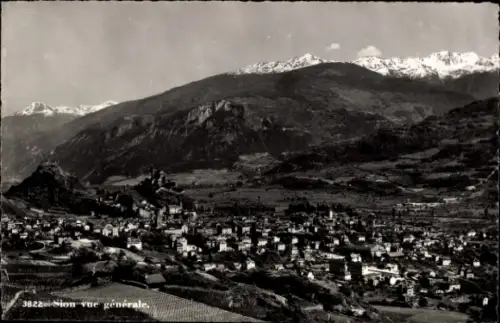 Ak Sion Sitten Kanton Wallis, Blick auf  Berge im Hintergrund, Stadtansicht, Schwarz-Weiß-Foto