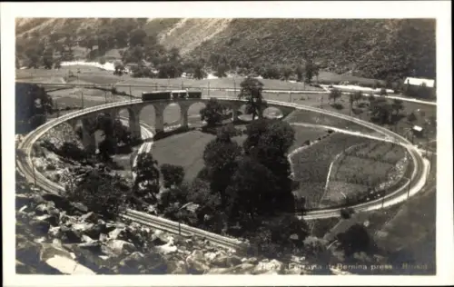 Ak Brusio Kanton Graubünden, Viadukt, Zug, Landschaft, Bäume, Gleise, Schwarz-Weiß-Foto