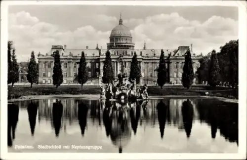 Ak Potsdam Sanssouci,  Stadtschloß, Neptunsgruppe, Wasser, Bäume, Spiegelung
